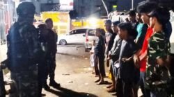Gelar Patroli Malam, Personel Gabungan TNI-Komduk Ingatkan Remaja Hindari Aktivitas Negatif