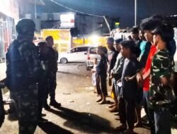 Gelar Patroli Malam, Personel Gabungan TNI-Komduk Ingatkan Remaja Hindari Aktivitas Negatif