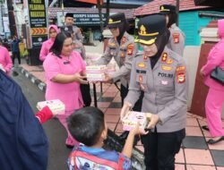 Ngabuburit Penuh Berkah, Kapolres Pelabuhan Makassar Berbagi Takjil Tanpa Pandang Golongan