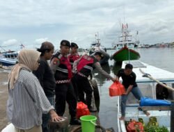 Sapa Warga Pesisir, Satsamapta Polres Pelabuhan Makassar Hadirkan Rasa Aman di Dermaga Paotere