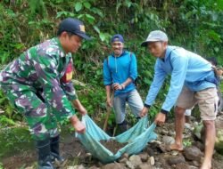 Cegah Saluran Mampet, Babinsa Koramil 1409-07/Tompobulu Ajak Warga Pangawarrang Kompak Bersihkan Lingkungan