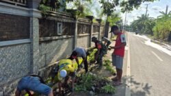 Cegah Banjir, Babinsa Kodim 1409/Gowa dan Lurah Tompobalang Karya Bakti Pembersihan Drainase
