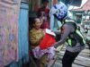 Sentuhan Humanis Polri, Kapolres Pelabuhan Makassar Bagikan Sembako Saat Patroli Ramadan