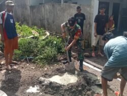 Antisipasi DBD dan Banjir, Babinsa Tamarunang Kodim 1409/Gowa Bersama Warga Kompak Bersihkan Lingkungan