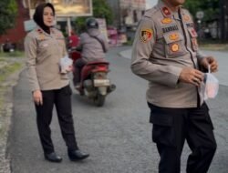 Wujud Kepedulian Polri kepada Pengguna Jalan. Kapolsek Somba Opu Pimpin Personil Berbagi Takjil