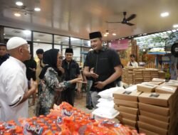 Bukber Tanpa Sekat dengan Warga, Kapolres Gowa Borong Bakso-Nasi Goreng Pedagang Sekitar