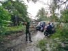 Aksi Sigap Babinsa Koramil 06/Bajeng Atasi Kemacetan Akibat Pohon Tumbang di Lingkungan Majannang
