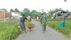 Aksi Nyata Babinsa Koramil Bajeng Karya Bakti: Gerakkan Gotong Royong Bersihkan Jalan Desa Bontosunggu
