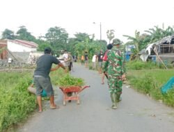 Aksi Nyata Babinsa Koramil Bajeng Karya Bakti: Gerakkan Gotong Royong Bersihkan Jalan Desa Bontosunggu