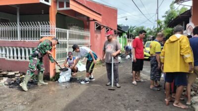 Antisipasi Banjir di Perumahan Kalegowa, Babinsa Koramil 05 Pallangga dan Warga Kompak Normalisasi Saluran Air