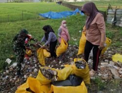 Aksi Nyata Kebersihan: Babinsa Kodim 1409/Gowa dan Lurah Sungguminasa Kompak Bersihkan Jalan Agus Salim