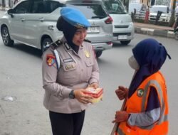 Polwan Sahabat Masyarakat Polres Gowa Tebar Kepedulian dengan Berbagi Takjil di Lapangan Syekh Yusuf