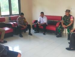 Cegah Gangguan Kamtibmas Jelang Lebaran, Babinsa Koramil 1409-06/Bajeng Komsos di Kantor Desa Tangkebajeng