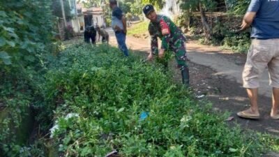 Wujudkan Lingkungan Asri, Babinsa Kodim 1409/Gowa dan Mahasiswa Bersihkan Semak di Kelurahan Samata