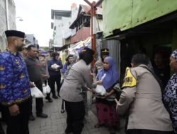 Blusukan dan Berbagi, Amaliyah Ramadan Kapolres Pelabuhan Makassar Sentuh Hati Warga