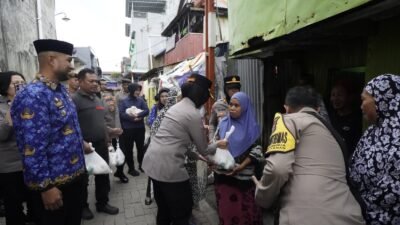 Blusukan dan Berbagi, Amaliyah Ramadan Kapolres Pelabuhan Makassar Sentuh Hati Warga