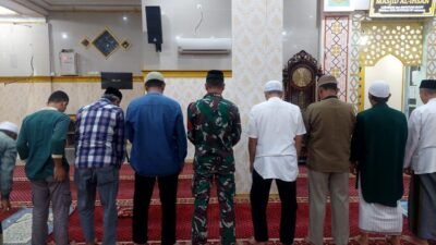 Sinergi di Balik Sajadah: Babinsa Koramil Somba Opu Rangkul Warga di Waktu Subuh