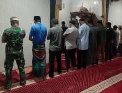 Kemanunggalan di Balik Saf: Aksi Babinsa Koramil Somba Opu Sapa Warga Usai Shalat Subuh