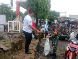 Wujudkan Lingkungan Asri, Babinsa Kodim 1409/Gowa Pimpin Karya Bakti di Pasar Rappokaleleng