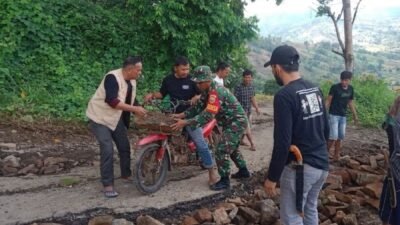 Percepat Roda Ekonomi, Babinsa Kodim 1409/Gowa dan Warga Karya Bhakti Perbaiki Jalan Poros Biringbulu