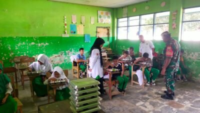 Pastikan Gizi Pelajar Terpenuhi, Babinsa Kodim 1409/Gowa Kawal Distribusi MBG di MIS Muhammadiyah Allu