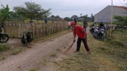 Wujudkan Lingkungan Sehat dan Bebas Penyakit, Babinsa Koramil 06/Bajeng dan Warga Gelar Karya Bakti