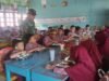 Pastikan Gizi Pelajar Terpenuhi, Babinsa Koramil 1409-07/Tompobulu Pantau Distribusi MBG di SDN Center Malakaji