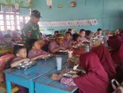 Pastikan Gizi Pelajar Terpenuhi, Babinsa Koramil 1409-07/Tompobulu Pantau Distribusi MBG di SDN Center Malakaji