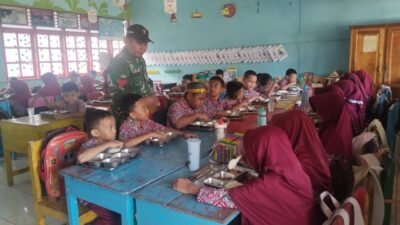 Pastikan Gizi Pelajar Terpenuhi, Babinsa Koramil 1409-07/Tompobulu Pantau Distribusi MBG di SDN Center Malakaji