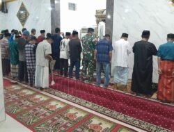 Jaga Kondusivitas Wilayah, Babinsa Koramil 01/Somba Opu Komsos Lewat Safari Subuh