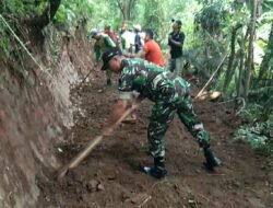Wujud Nyata Kemanunggalan, Babinsa Kodim 1409/Gowa Pimpin Karya Bhakti Bersama Warga Gotong Royong Perbaiki Jalan