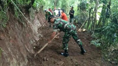 Wujud Nyata Kemanunggalan, Babinsa Kodim 1409/Gowa Pimpin Karya Bhakti Bersama Warga Gotong Royong Perbaiki Jalan
