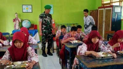 Pastikan Kualitas Gizi Siswa, Babinsa Koramil 01 Somba Opu Kawal Distribusi 1.249 Porsi Makanan Sehat