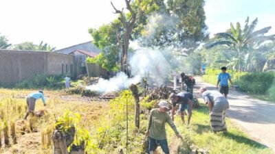 Wujudkan Lingkungan Bersih dan Asri, Babinsa Koramil 08/Bontonompo dan Warga Alerang Kompak Gelar Karya Bakti