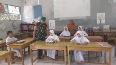 Sukseskan Program MBG, Babinsa Kodim Gowa Kawal Ketat Penyaluran Makan Bergizi di Sekolah