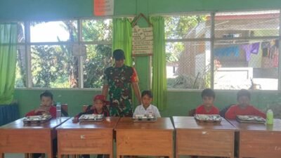 Kawal Program Nasional, Babinsa Tompobulu Kodim 1409/Gowa Cek Kualitas Makan Bergizi Gratis di SD Lojong