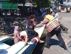 Polisi Penolong di Paotere, Satpolairud Polres Pelabuhan Makassar Bantu Ibu-Ibu, Lansia dan Anak Turun dari Kapal