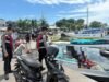 Suasana Hangat di Dermaga Paotere, Satsamapta Polres Pelabuhan Makassar Sapa Warga dan Bantu Penumpang
