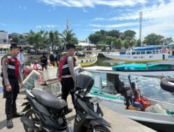 Suasana Hangat di Dermaga Paotere, Satsamapta Polres Pelabuhan Makassar Sapa Warga dan Bantu Penumpang