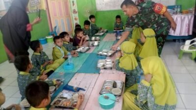 Kawal Gizi Generasi Bangsa, Babinsa Koramil 03/Bontomarannu Kawal Distribusi Makan Bergizi Gratis