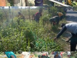 Wujud Nyata Kepedulian, Babinsa Koramil Bajeng Kodim 1409/Gowa Kompak Bersihkan Lingkungan Bersama Warga