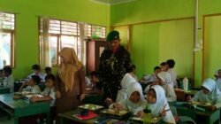 Wujudkan Generasi Emas, Babinsa Koramil 1409-01/Somba Opu Kawal Distribusi 1.249 Porsi Makanan Bergizi di Bontoramba