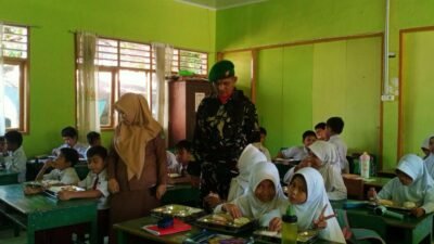 Wujudkan Generasi Emas, Babinsa Koramil 1409-01/Somba Opu Kawal Distribusi 1.249 Porsi Makanan Bergizi di Bontoramba