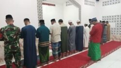 Manunggal Bersama Rakyat, Babinsa Kodim 1409/Gowa Jalin Kedekatan Lewat Shalat Subuh Berjamaah