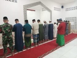 Manunggal Bersama Rakyat, Babinsa Kodim 1409/Gowa Jalin Kedekatan Lewat Shalat Subuh Berjamaah