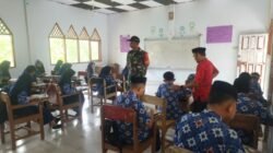 Pastikan Kualitas Nutrisi Siswa, Babinsa Koramil Tompobulu Kodim 1409/Gowa Kawal Distribusi MBG di Kelurahan Jenebatu