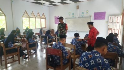 Pastikan Kualitas Nutrisi Siswa, Babinsa Koramil Tompobulu Kodim 1409/Gowa Kawal Distribusi MBG di Kelurahan Jenebatu