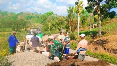 Wujud Kemanunggalan di Biringbulu: Babinsa Kodim 1409/Gowa dan Masyarakat Desa Gotong Royong Pengecoran Jalan Rusak