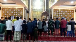 Perkokoh Kerukunan, Babinsa Kodim 1409/Gowa Gelar Shalat Subuh Berjamaah dan Komsos di Dusun Bangkala