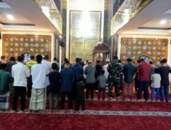 Perkokoh Kerukunan, Babinsa Kodim 1409/Gowa Gelar Shalat Subuh Berjamaah dan Komsos di Dusun Bangkala